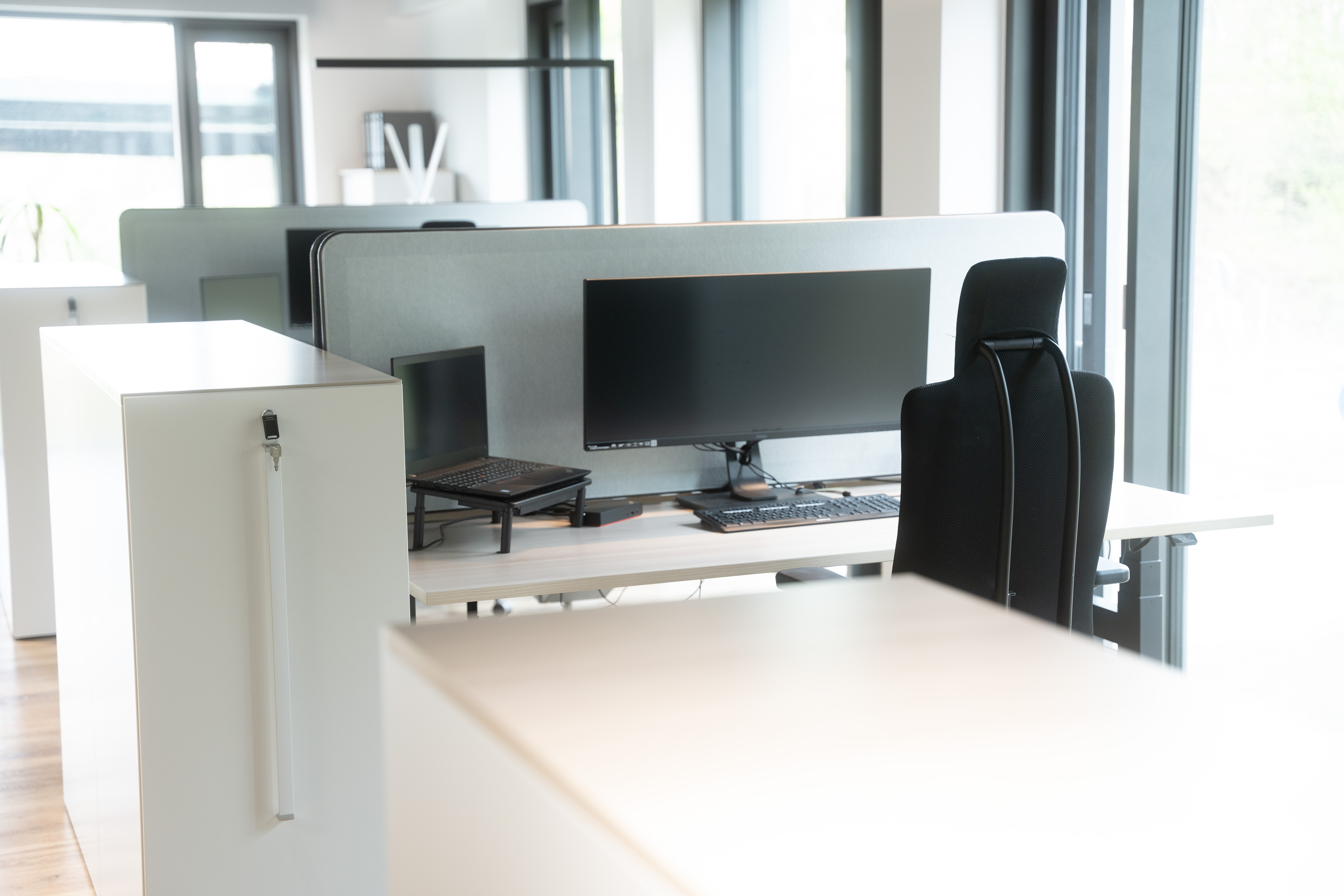 Tischtrennwände absorbieren den Schall und bieten zudem Privatsphäre