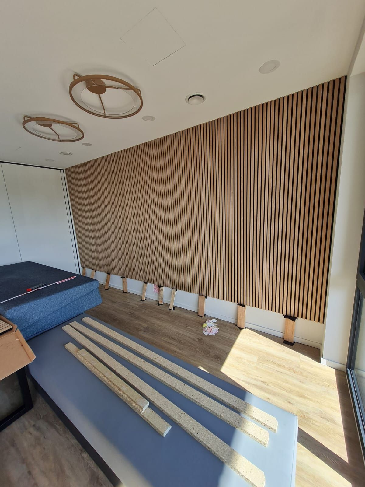 Anspruchsvolle Montage von Akustikelementen