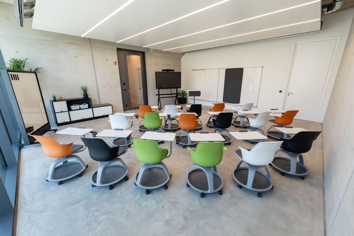 Hochmoderner Schulungsraum ausgestattet mit rollbaren Seminarstühlen