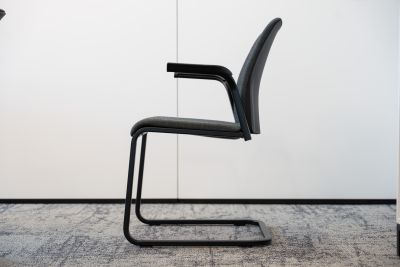 Angenehme Besprechungsstühle für den schnellen Austausch als auch für konzentrierte Meetings