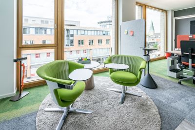 Zwei Loungsessel mit Schreibtablar
