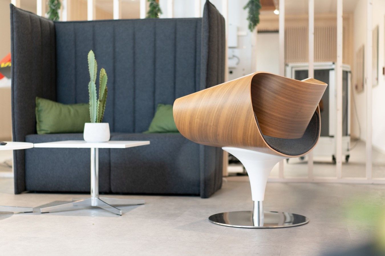 Empfangsbereich mit Highbacksofa, Loungesessel und Beistelltisch