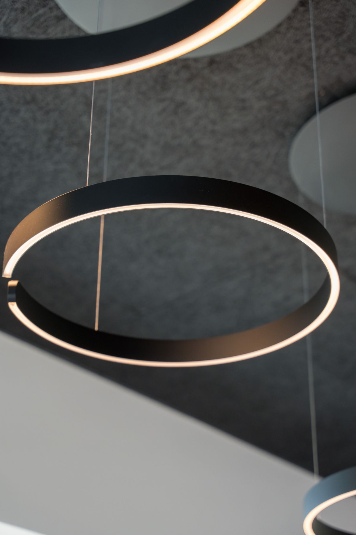 Moderne und ansprechende Arbeitsbereiche perfekt ausgeleuchtet