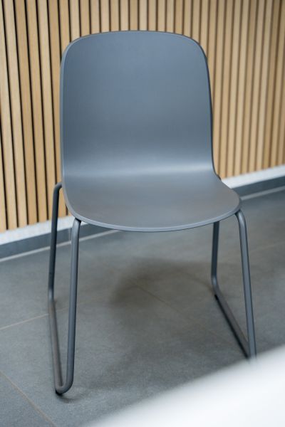 Hochwertige Kufenstühle im Industrielook