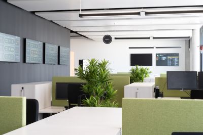 Der Apothekerschrank ermöglicht eine flexible Arbeitsumgebung in der offenen Arbeitsumgebung