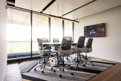 Besprechungslösung mit Hochtisch, Counterstühle und Medientechnik