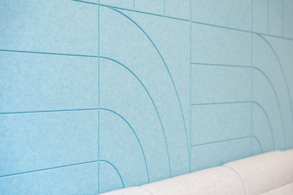 Zurückhaltend gestaltet: ruhige Farben, weiche Stoffe, Design-Akustikelemente