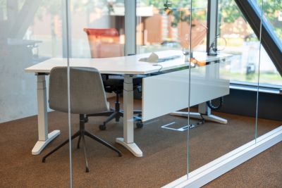 Sitz-Stehtisch mit Kabelmanagment bringt die richtige Dynamik in den Arbeitsalltag