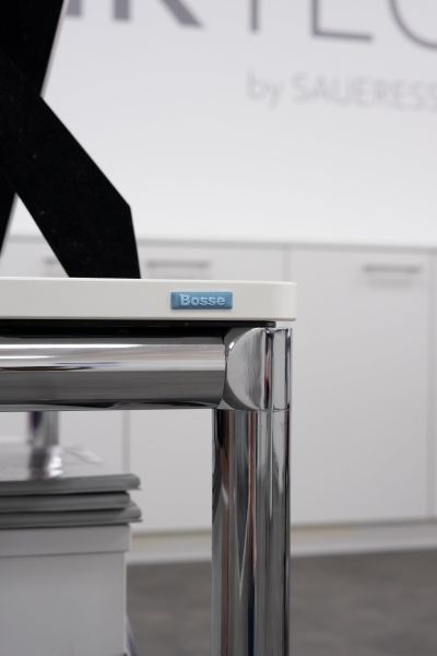 Eleganter Schreibtisch mit klaren Linien