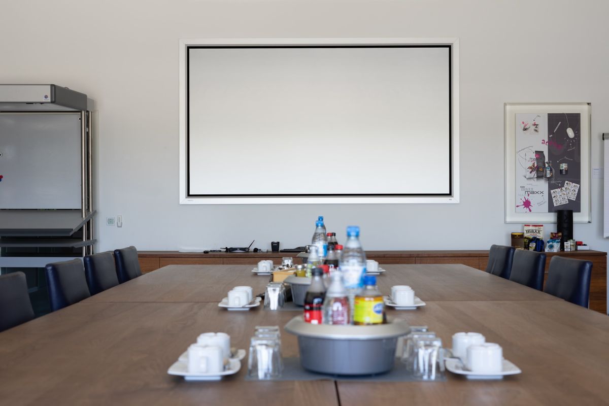 Konferenzraum ausgestattet mit Medientechnik mit maximaler Funktionalität
