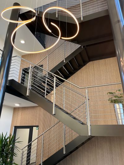 Repräsentative Akustiklösung mit Holzpanele für den Empfang