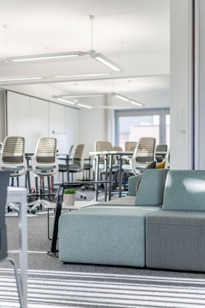 Hochtischlösung mit Counterstühle für den Lernbereich kombiniert mit einem Sofa für den Loungebereich